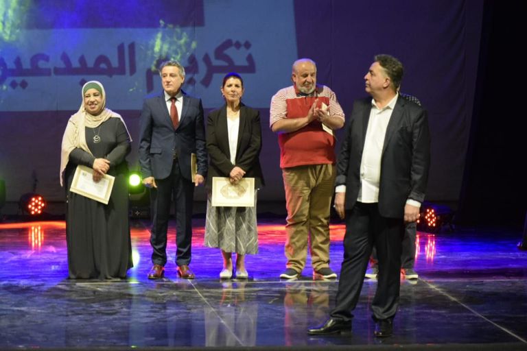 مشهد من العرض المسرحي "غودوت أين أنت؟"