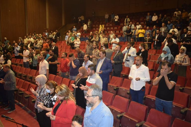 مشهد من العرض المسرحي "غودوت أين أنت؟"