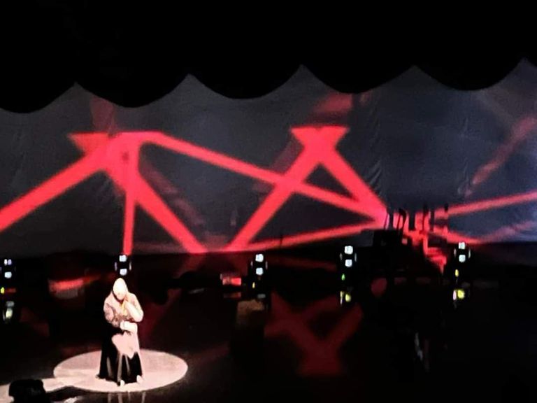 مشهد من العرض المسرحي "غودوت أين أنت؟"