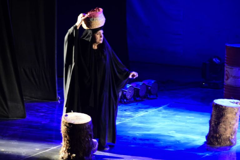 مشهد من العرض المسرحي "غودوت أين أنت؟"