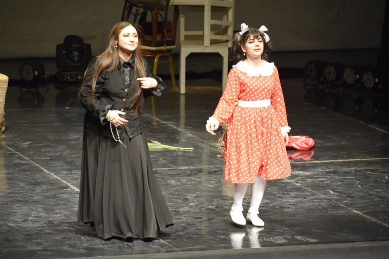 مشهد من العرض المسرحي "غودوت أين أنت؟"