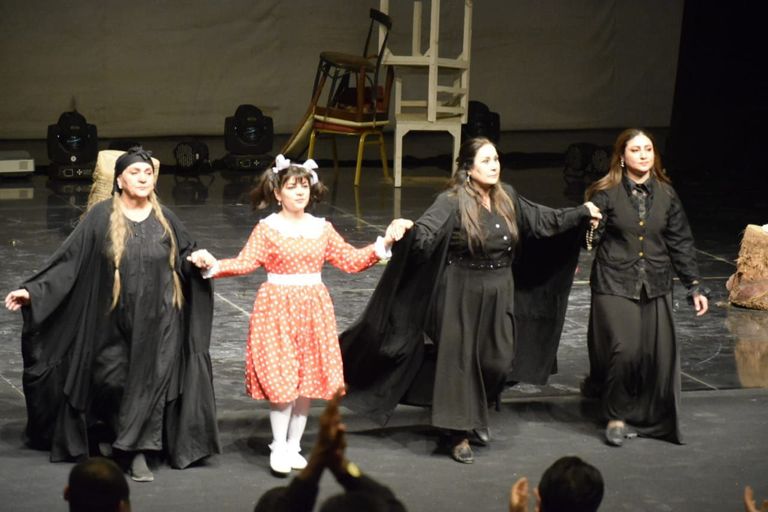 مشهد من العرض المسرحي "غودوت أين أنت؟"