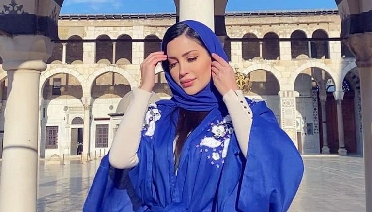 صورة غادة عبد الرازق بالحجاب أثارت استغراب الجمهور