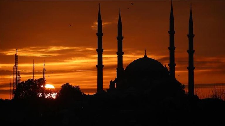 مؤذن يرفع الأذان