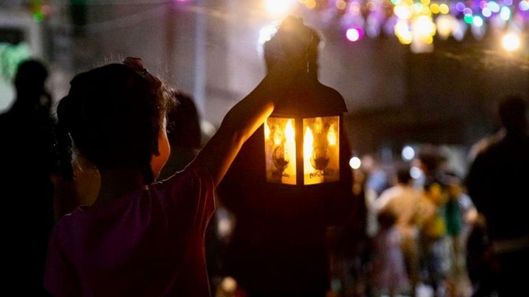 أطفال في تجمع فجر السبت في تعز اليمنية ابتهاجا بقدوم رمضان