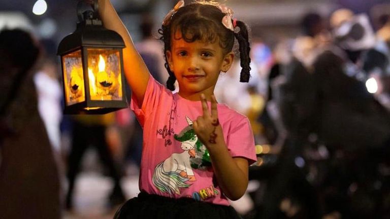 أطفال في تجمع فجر السبت في تعز اليمنية ابتهاجا بقدوم رمضان