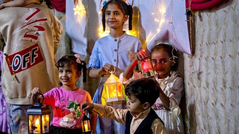 أطفال في تجمع فجر السبت في تعز اليمنية ابتهاجا بقدوم رمضان
