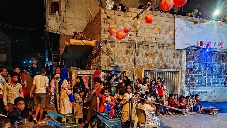 أطفال في تجمع فجر السبت في تعز اليمنية ابتهاجا بقدوم رمضان