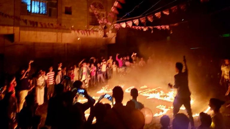 أطفال في تجمع فجر السبت في تعز اليمنية ابتهاجا بقدوم رمضان