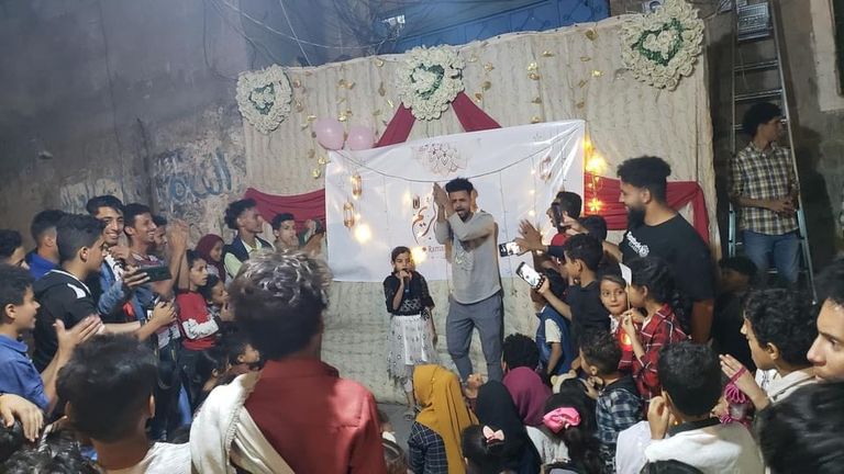 أطفال في تجمع فجر السبت في تعز اليمنية ابتهاجا بقدوم رمضان