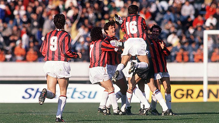 ميلان بطل 89 الظاهرة رونالدو يحمل كأس إنتركونتيننتال