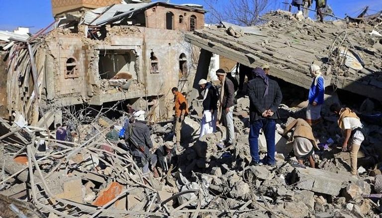 جانب من آثار القصف الحوثي على منازل اليمنيين