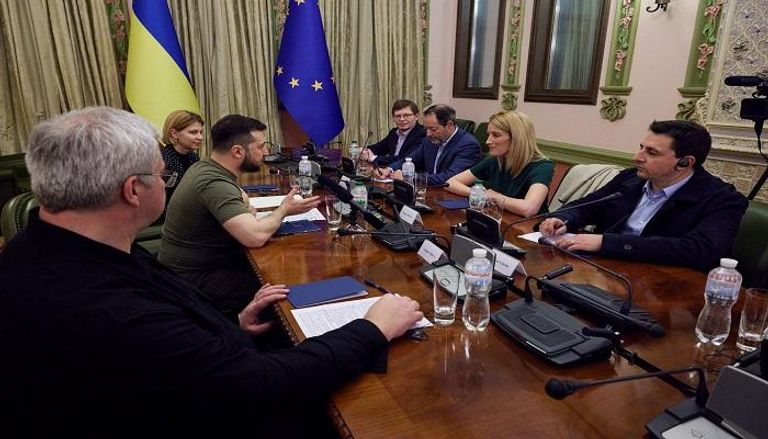 الرئيس الأوكراني خلال استقبال الوفد الأوروبي