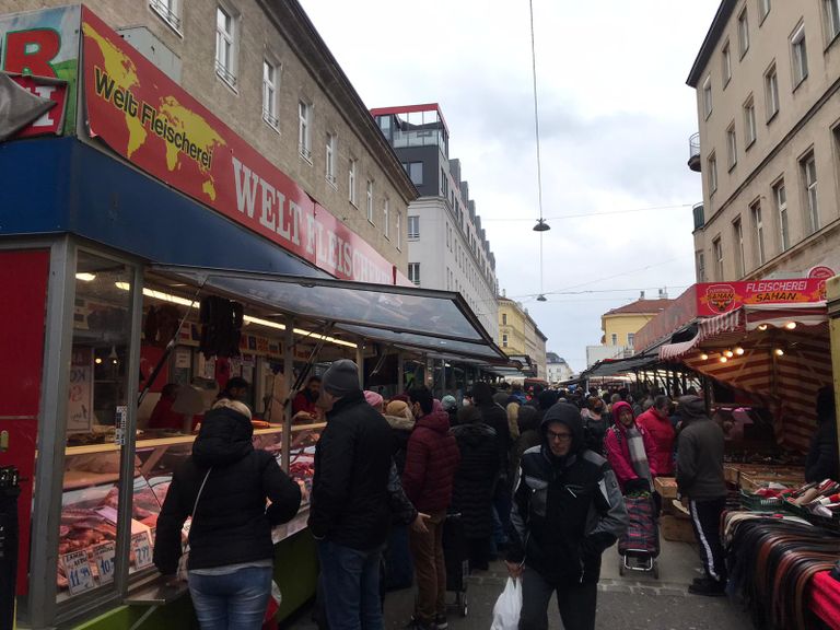 سوق في فيينا خلال أول أيام رمضان