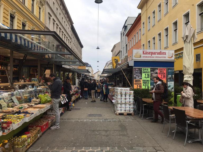 سوق في فيينا خلال أول أيام رمضان