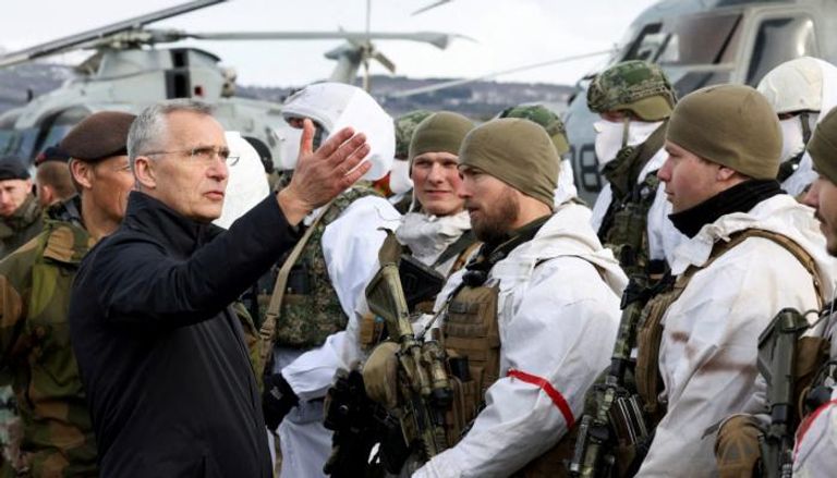 الأمين العام لحلف شمال الأطلسي ينس ستولتنبرج يتفقد استعدادات جنود الناتو