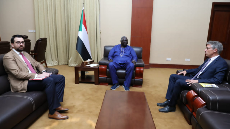 البرهان خلال لقاء المبعوث الأممي