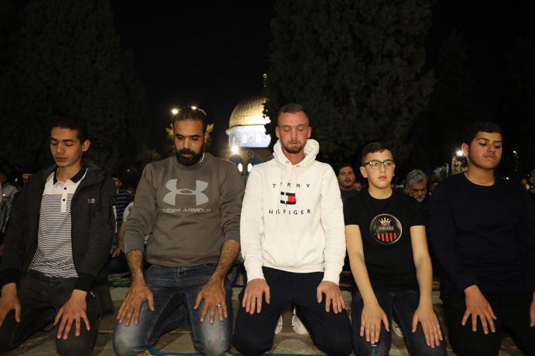 الآلاف يؤدون صلاة التراويح في المسجد الأقصى