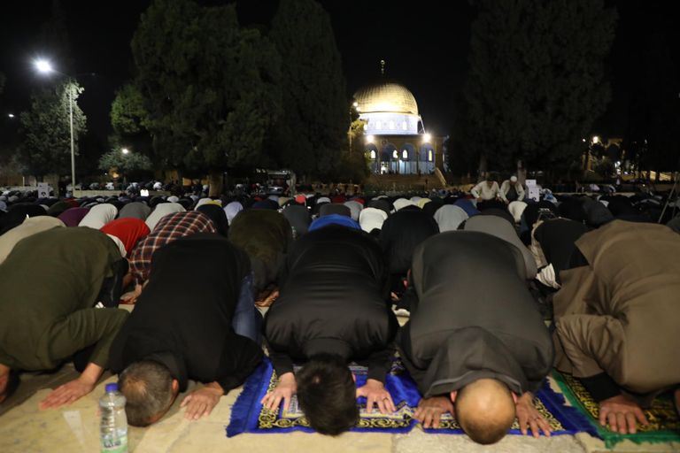 الآلاف يؤدون صلاة التراويح في المسجد الأقصى