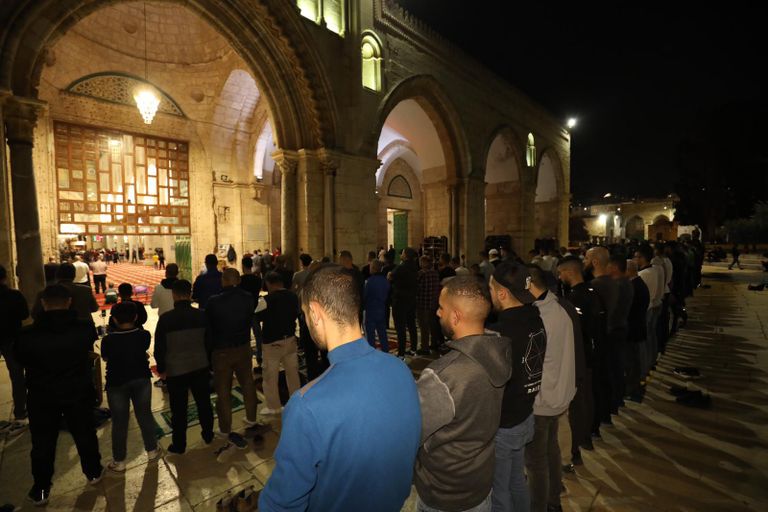 الآلاف يؤدون صلاة التراويح في المسجد الأقصى