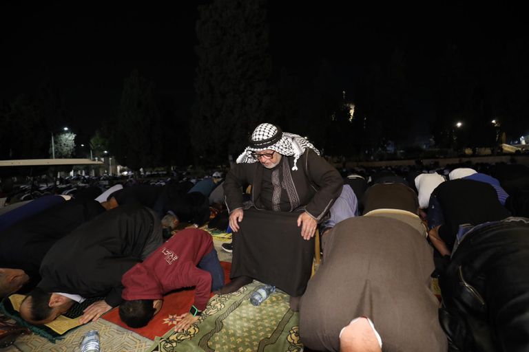 الآلاف يؤدون صلاة التراويح في المسجد الأقصى