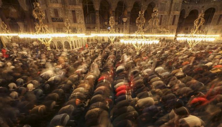المسلمون يؤدون صلاة التراويح عشية الأول من رمضان في مسجد آيا صوفيا
