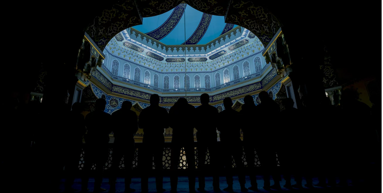 المسلمون يؤدون صلاة التراويح عشية الأول من رمضان في مسجد آيا صوفيا