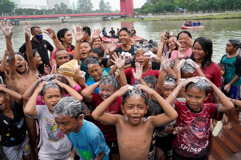 المسلمون يؤدون صلاة التراويح عشية الأول من رمضان في مسجد آيا صوفيا