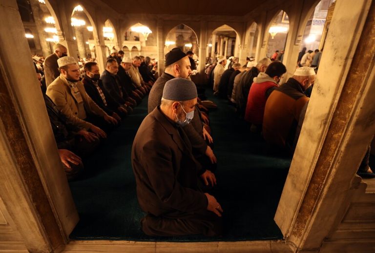 المسلمون يؤدون صلاة التراويح عشية الأول من رمضان في مسجد آيا صوفيا
