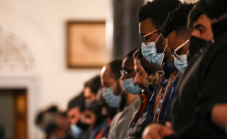 المسلمون يؤدون صلاة التراويح عشية الأول من رمضان في مسجد آيا صوفيا