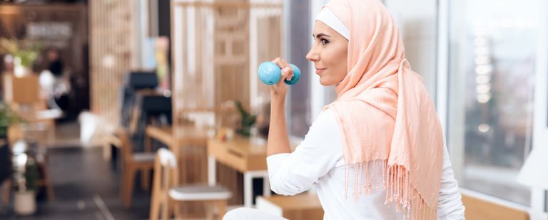 يوصى بممارسة التمارين الرياضية بالتزامن مع وجبتي الإفطار أو السحور