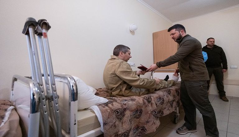 بالصور.. زيلينسكي يزور جنوده بمستشفى كييف العسكري - صورة 3