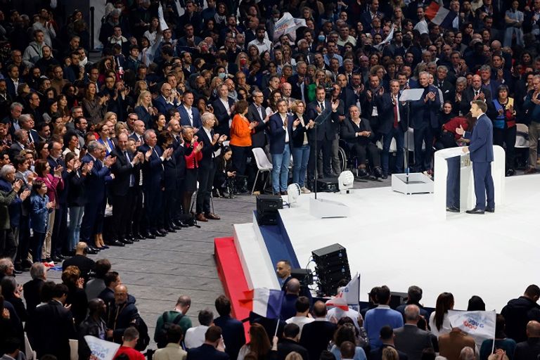 إيمانويل ماكرون أمام أنصاره قرب باريس - أ.ف.ب