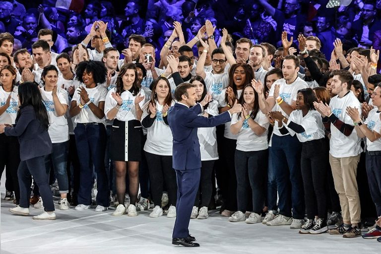 إيمانويل ماكرون أمام أنصاره قرب باريس - أ.ف.ب