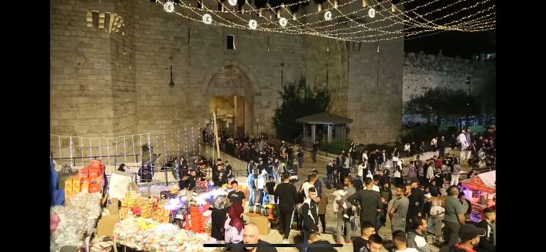 باب العامود خلال ليلة أول أيام شهر رمضان المبارك