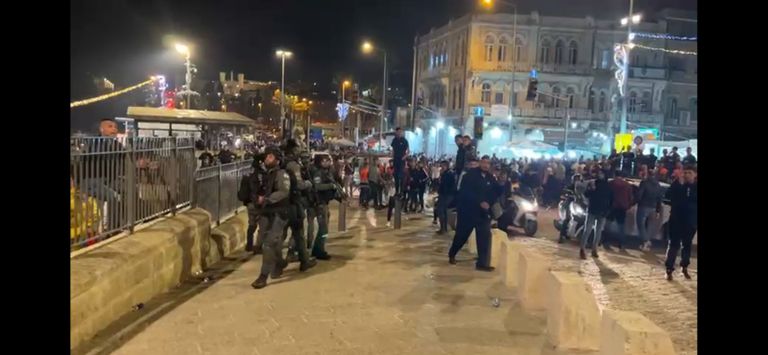 باب العامود خلال ليلة أول أيام شهر رمضان المبارك