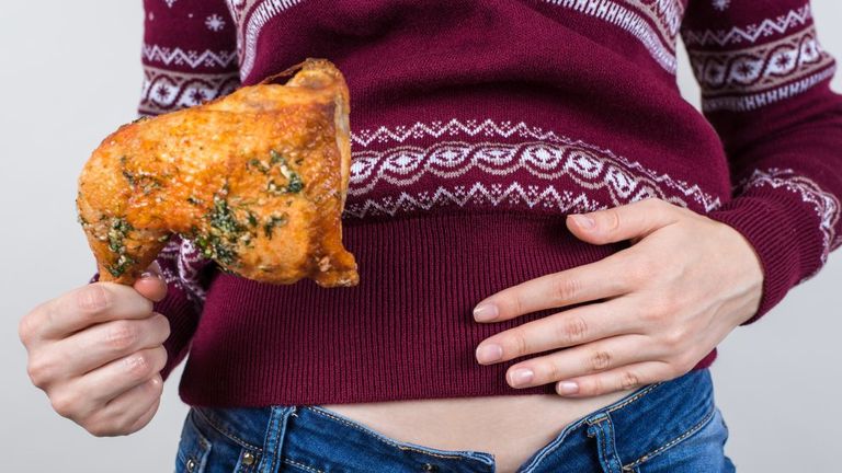 الاستلقاء بعد الإفطار مباشرة من السلوكيات الخاطئة صحياً في رمضان