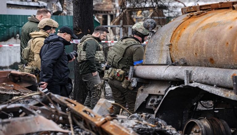  الرئيس الأوكراني خلال تجوله بشوارع مدينة بوتشا