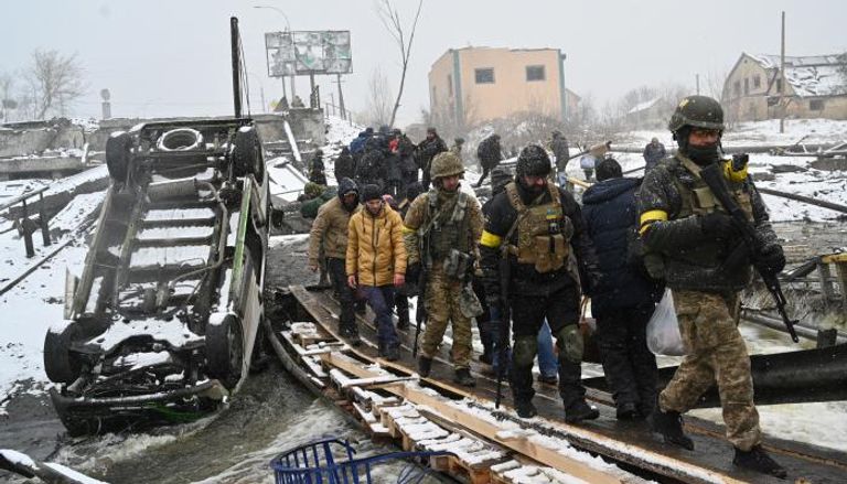 جنود أوكرانيين بجانب مدنيين