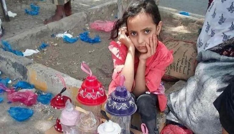 طفلة يمنية وأمامها فوانيس رمضان أحد رموز الشهر الكريم