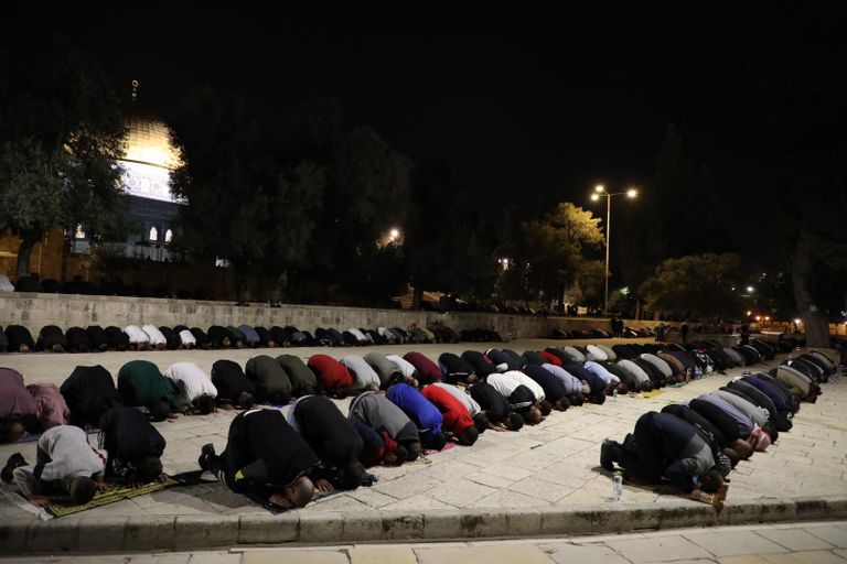 باب العامود بالقدس مساء يوم الأحد