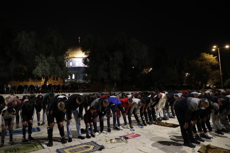 باب العامود بالقدس مساء يوم الأحد