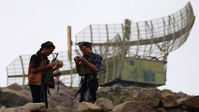 عناصر مسلحة من مليشيات الحوثي الإرهابية - أرشيفية