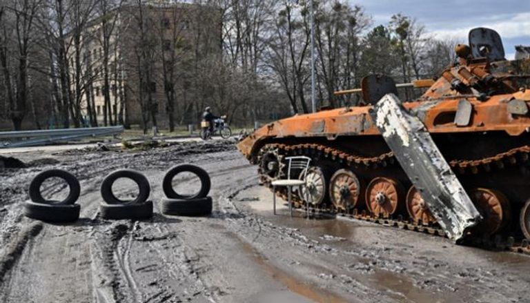 دبابة مدمرة في أحد شوارع كييف