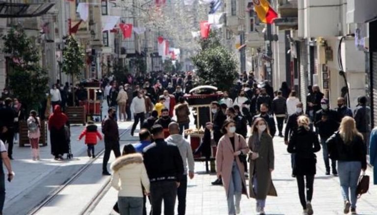 أتراك يرتدون الكمامة للوقاية من كورونا بالشوارع