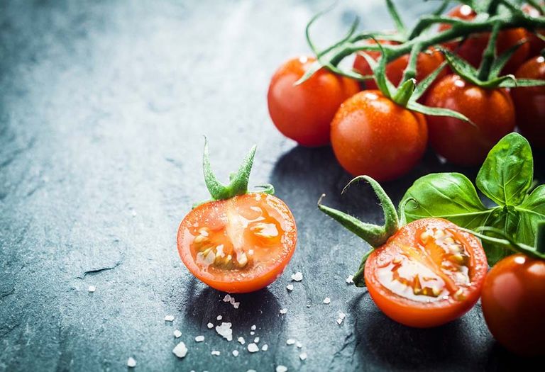 تسبب الطماطم الإصابة بالحموضة ومشاكل الجهاز الهضمي مما يؤدي إلى الأرق 