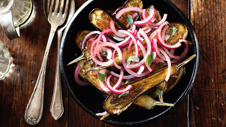 تسبب الطماطم الإصابة بالحموضة ومشاكل الجهاز الهضمي مما يؤدي إلى الأرق 