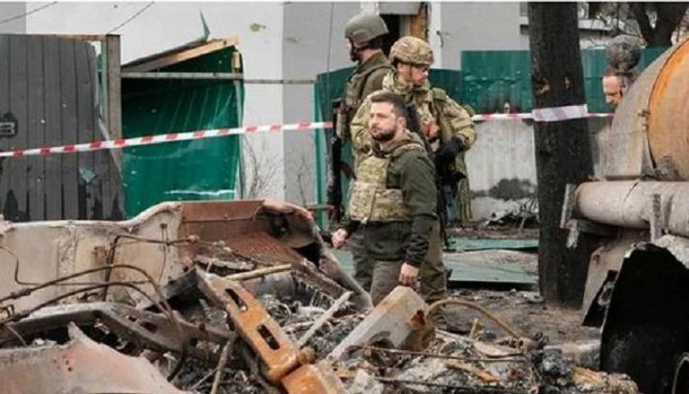 الرئيس الأوكراني فولوديمير زيلينسكي يتفحص موقع المعركة الأخيرة في بوتشا