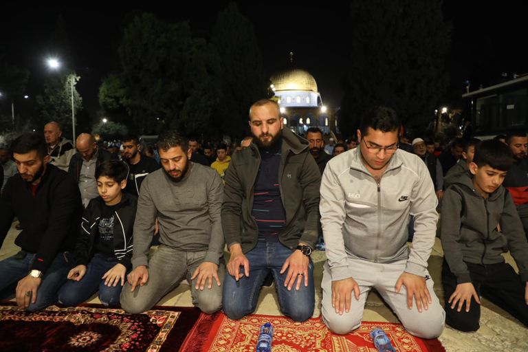 50 الف مصل بالمسجد الأقصى مواجهات في باب العامود بالقدس الشرقية