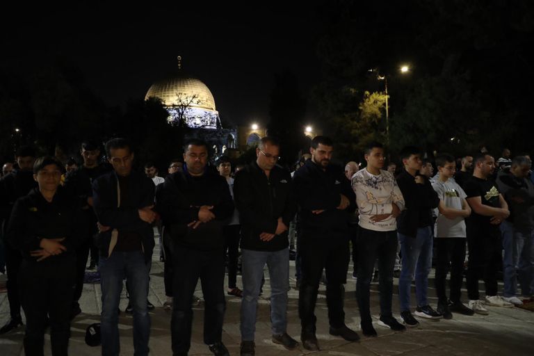 50 الف مصل بالمسجد الأقصى مواجهات في باب العامود بالقدس الشرقية